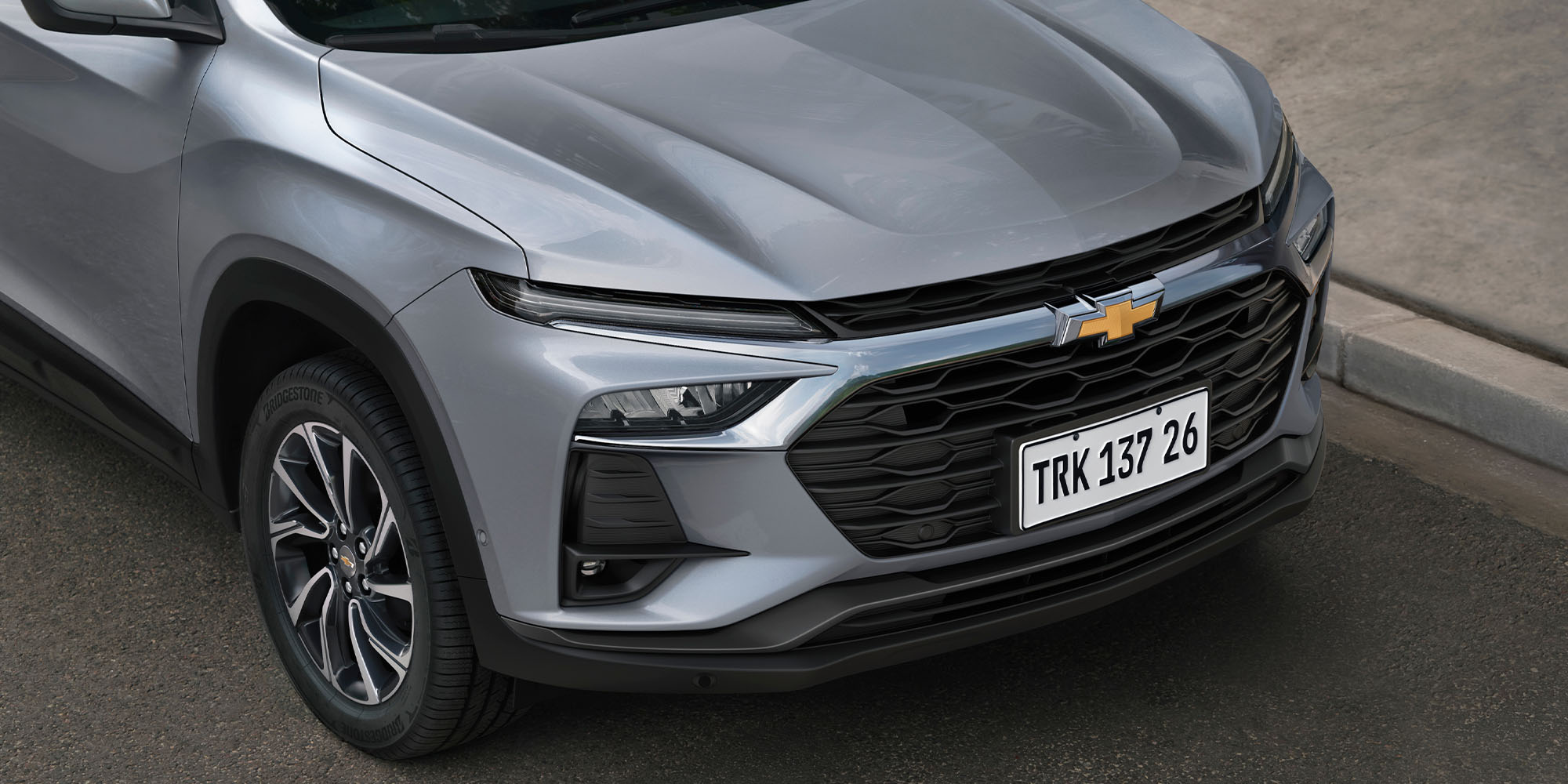 Detalle frontal de Chevrolet Tracker Turbo color plateado con parrilla y faros LED
