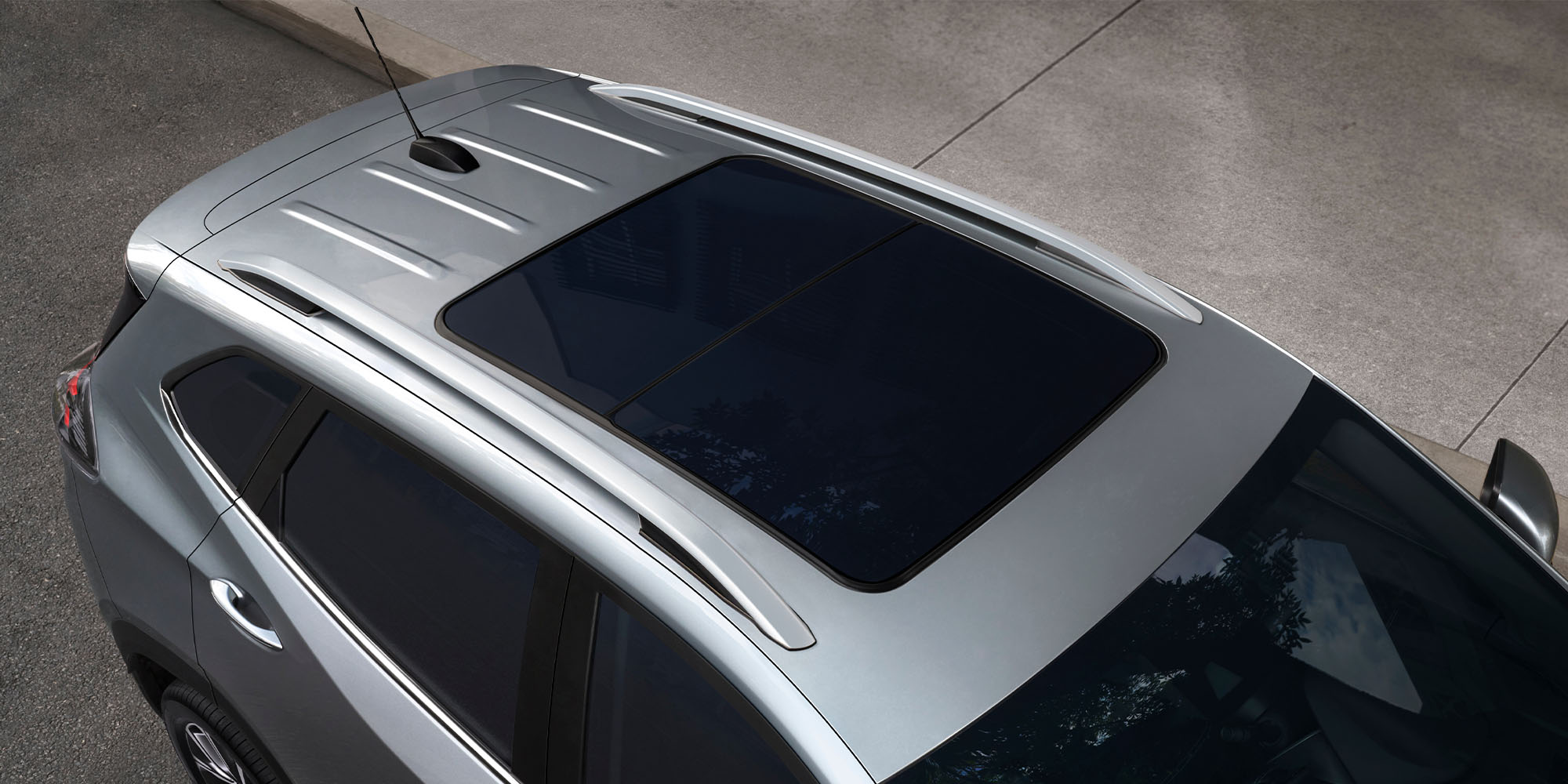 Vista superior de Chevrolet Tracker Turbo con techo panorámico y rieles de techo